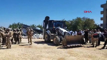 Suruç'ta kaçak galericiler sitesinin yıkımı sırasında gerginlik yaşandı
