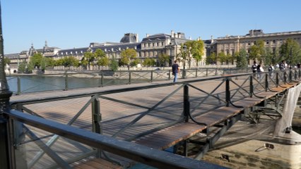 Pont des Arts rénové : « Les vieilles planches lui donnaient un petit charme », regrette un touriste
