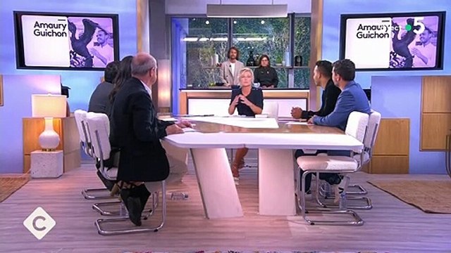 Fou rire provoqué par Anne-Elisabeth Lemoine dans C à vous .