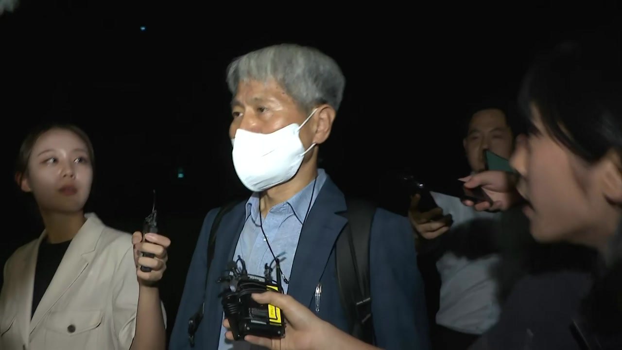 '김만배 허위 인터뷰' 신학림 14시간 조사 뒤 귀가..."돈거래는 반성" / YTN