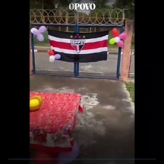 Pai daltônico ganha festa surpresa e óculos especial