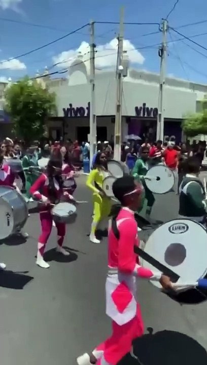 Banda de Power Rangers viraliza ao aparecer em desfile cívico-militar; assista