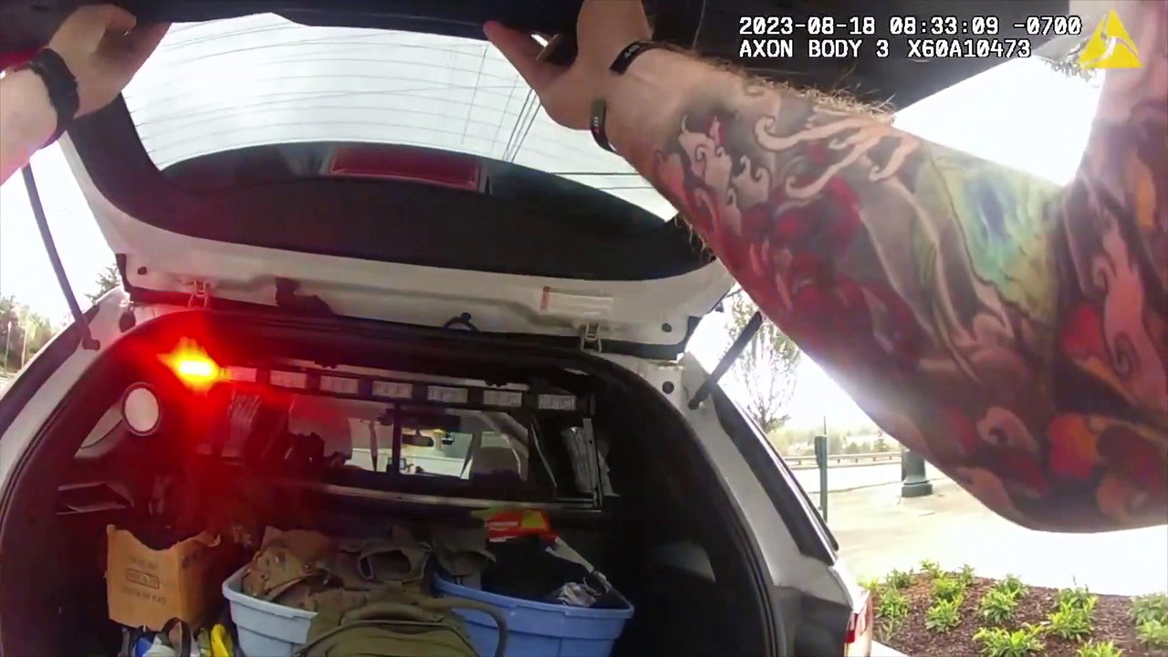 Polícia finge ser um cão para atrair jovens lad...