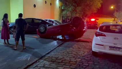 Carro capota e colide com três veículos no bairro da Jatiúca