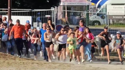 Des fans courent pour être au 1er rang du concert de Jenifer