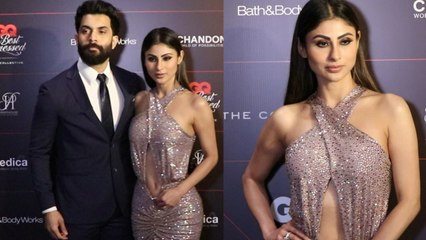 下载视频: Mouni Roy का Super Hot अवतार, पति Suraj Nambiar के साथ दिए कातिलाना Pose | FilmiBeat