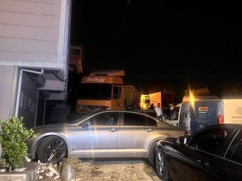 El freni çekilmeyen hafriyat kamyonu yokuş aşağı kayıp 6 araca çarptı