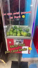 "Que la suerte te acompañe": Emprendedor coloca limones en maquinita para dulces