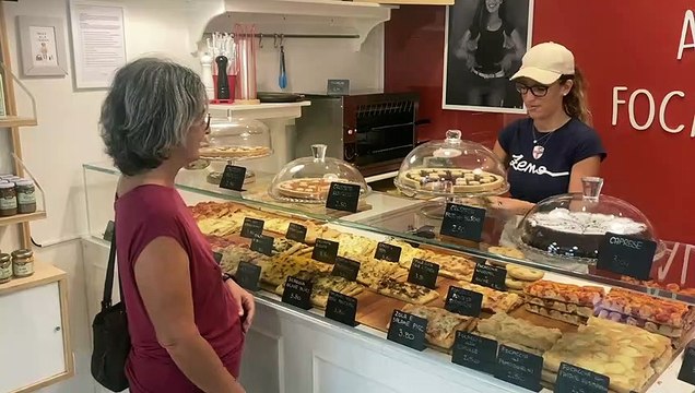 Alice Di Luca, dietro al bancone della sua focacceria parla la lingua dei segni