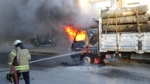 Silivri'de kütük yüklü kamyon alev alev yandı
