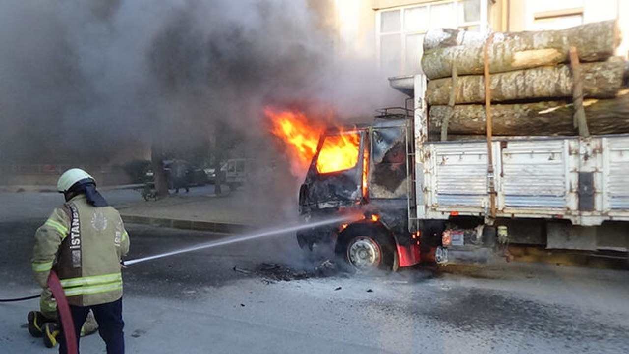 Silivri'de kütük yüklü kamyon alev alev yandı