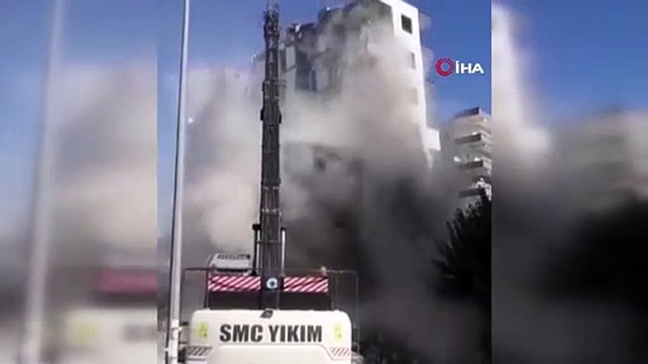 Ağır hasarlı bina yıkım esnasında çöktü