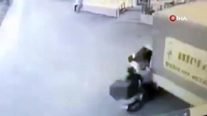 Bursa'da motosiklet kamyonete çarptı