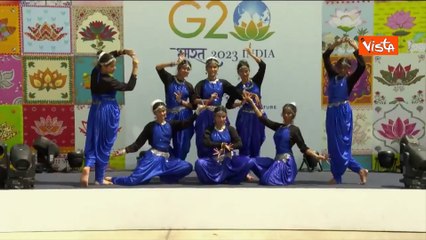 G20 India, Meloni arriva a Nuova Delhi per il vertice, accolta da delegazione e balli tradizionali