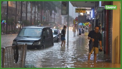 Les habitants de Hong Kong réagissent aux pires pluies depuis près de 140 ans