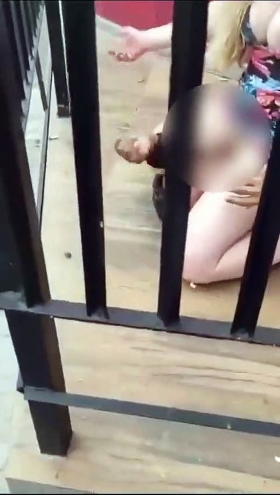 Sem calcinha e golpes de Jiu-jitsu, mulher imobiliza homem em UPA