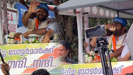 പുതുപ്പള്ളിയിൽ ആഘോഷപ്രകടനം നടത്തി ക്ഷീണിച്ച് ചായ കുടിക്കുന്നു ചാണ്ടി ഉമ്മൻ