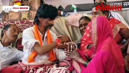 जरांगेंच्या भेटीला आई, अख्खं गाव समोर पाहून काय केलं?