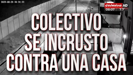 Impactante video: chofer de colectivo se descompensó y chocó contra una casa