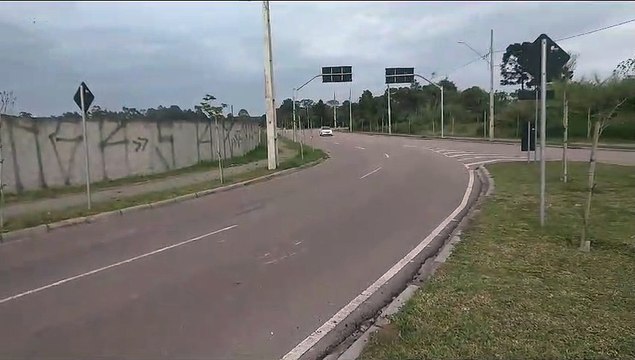 Motorista embriagado atravessa pista, bate contra carro e casal fica preso às ferragens após acidente no Tarumã