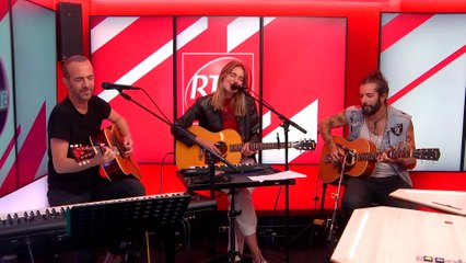 Calogero, Marie Poulain et Waxx interprètent "Le hall des départs" en live dans Foudre