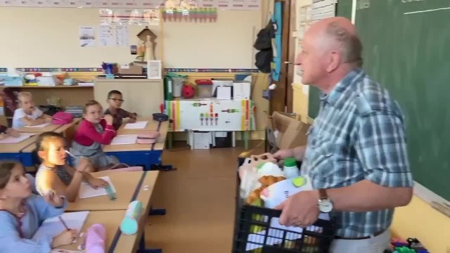 Distribution du petit déjeuner aux élèves du Sacré-Coeur à Binche