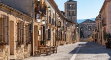 Uno de los pueblos más bonitos de España está en Segovia: su castillo sigue habitado y están en fiestas