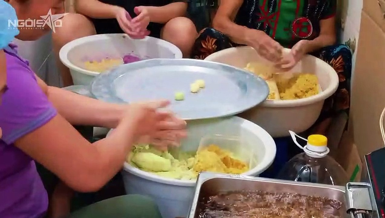 Bánh rán tí hon 700 đồng làm không kịp bán