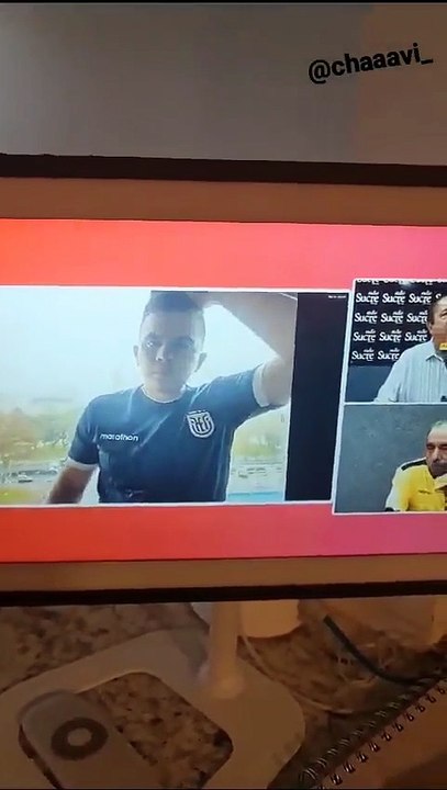 Inquadrano donna nud4 in casa durante la partita