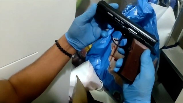 Konya'da çok sayıda ruhsatsız tabanca ve kaçak cep telefonu ele geçirildi