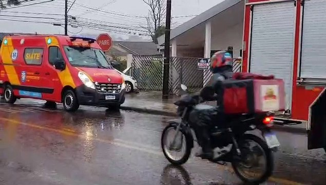 Voyage fica destruído e Up! bate contra muro em forte colisão no Parque São Paulo