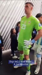 Le regaló dos figuritas a Messi y Dibu, atento, las pidió para ponérselas en las medias y salir a jugar así.