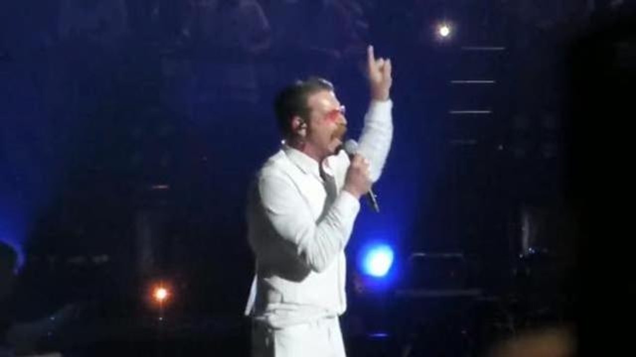 Gli Eagles Of Death Metal sul palco con gli U2 a Parigi, prima volta dopo la strage del Bataclan