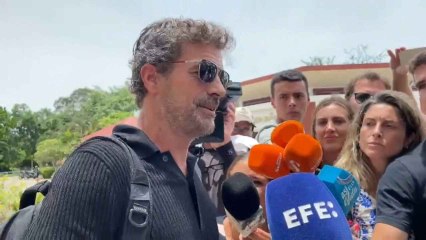 Rodolfo Sancho compareciendo ante los medios de comunicación en Koh Samui.