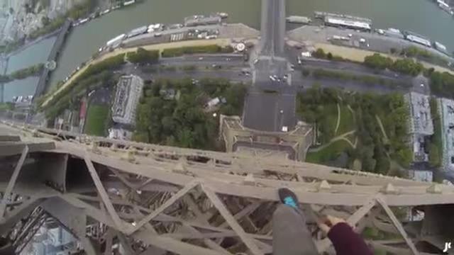Acrobata si arrampica sulla Tour Eiffel a mani nude (e di nascosto)