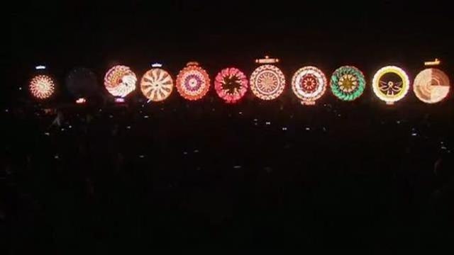 Filippine, lo spettacolo del Festival delle lanterne giganti