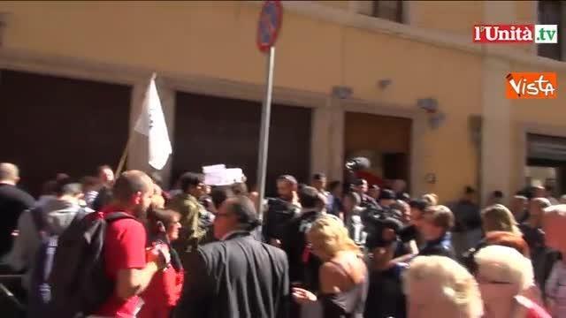 Roma, i sostenitori di Marino davanti sede Pd