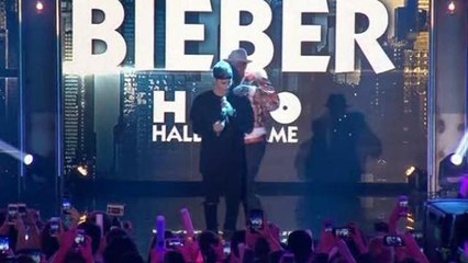Attentati Parigi: Justin Bieber chiede un minuto di raccoglimento per le vittime