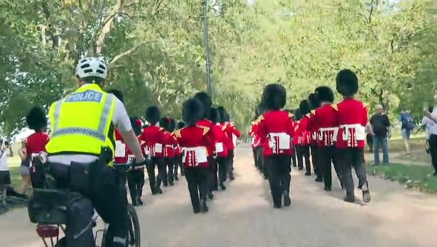 Discretamente, Reino Unido recorda primeiro aniversário de morte de Elizabeth II