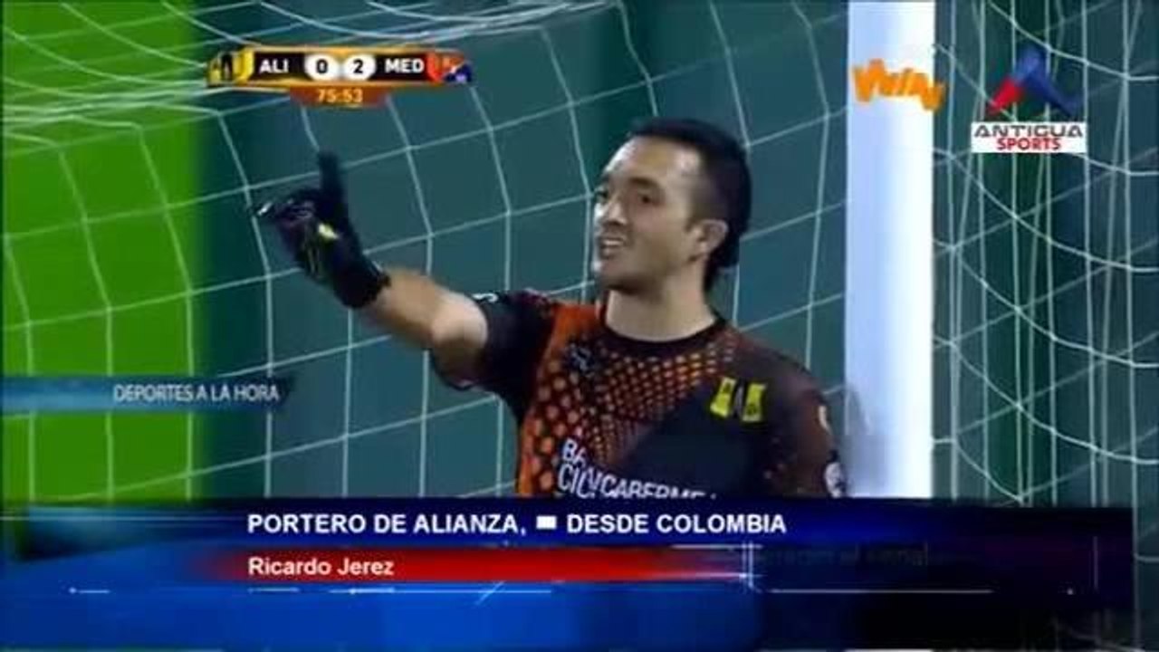 Il portiere si rifiuta di parare il rigore per protesta, poi cambia idea e c’è il colpo di scena