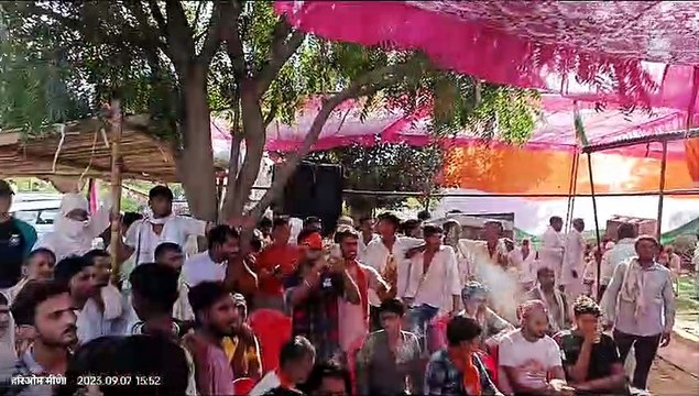 भीड़ जुटाने को नया तरीका...अश्लील गानों पर मेवाती डांस