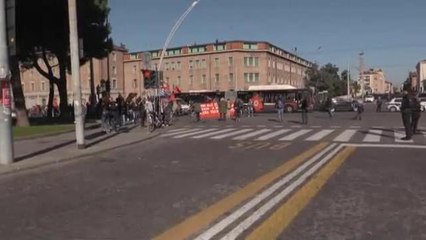 La comunista e il leghista: «Vivo con 400 euro grazie alle tue leggi»