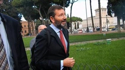 Marino torna in Campidoglio:  «Non sono pronto a morire»