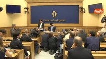 Salvini in conferenza stampa fa foto con il tablet a giornalisti e operatori