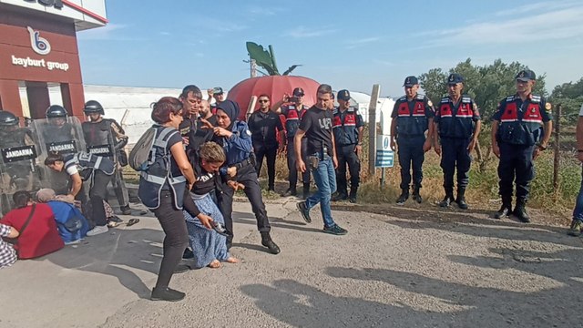 İzmir'de direniş eylemi yapan işçilere sert polis müdahalesi