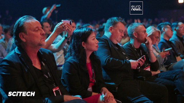 С телефоном на плече: на выставке IFA показали, как менять стиль