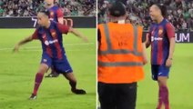 La genialidad viral de Ronaldinho para eludir un espontáneo que saltó directo a por él