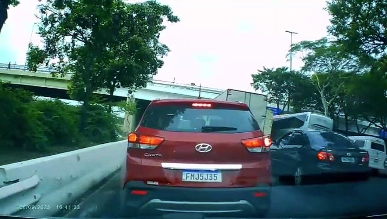 Fingem ser vendedores ambulantes para roubar condutores no Brasil