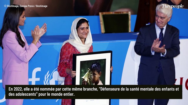 PHOTOS Letizia d'Espagne en blouse satinée et tailleur rose pour faire ressortir son bronzage