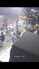 Motorista aprendendo a dirigir perde controle de carro e avança sobre clientes de bar em Paulista